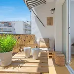 Cosy 3-Bedroom Apartment For 6-8 People Just 50M From The Beach