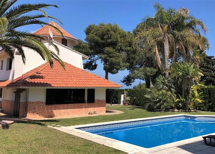 Villa Singular En Salou. Piscina Y Jardin Privados