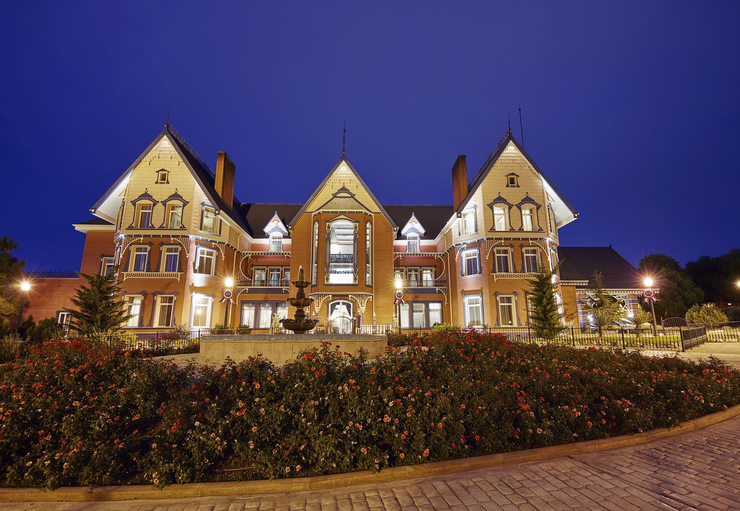 Hotel Portaventura Lucy's Mansion - Includes Unlimited Access & Express Wristband To Portaventura Park & Ferrari Land