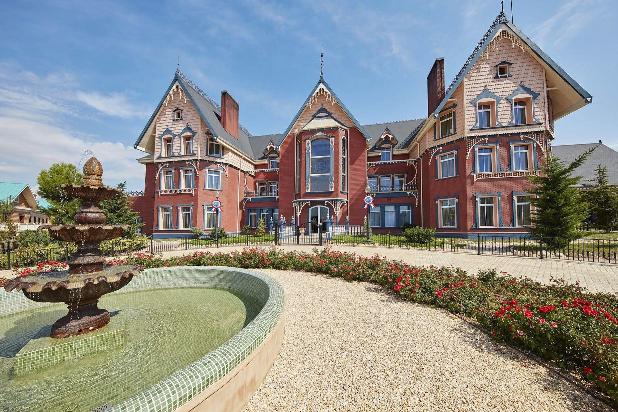 Hotel Portaventura Lucy's Mansion - Includes Unlimited Access & Express Wristband To Portaventura Park & Ferrari Land
