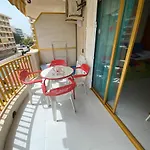 Apartamento con servicios, piscina y parking privado