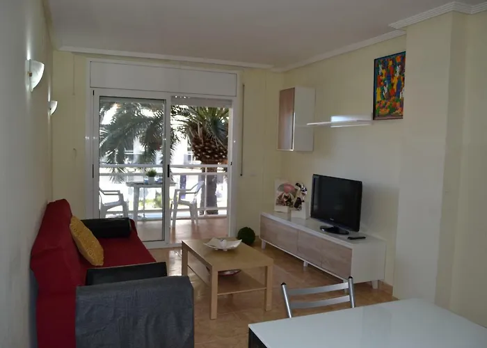 Luminoso y amplio apartamento en Salou con piscina
