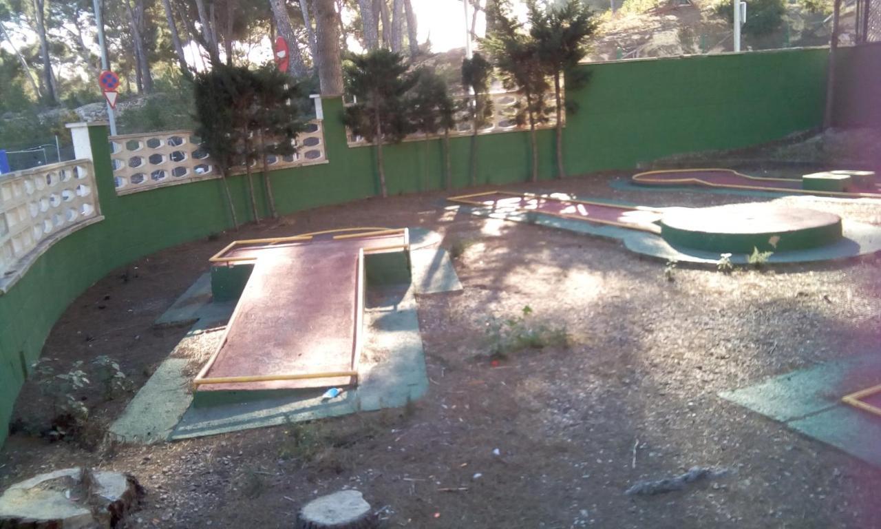 Escaliro Pins