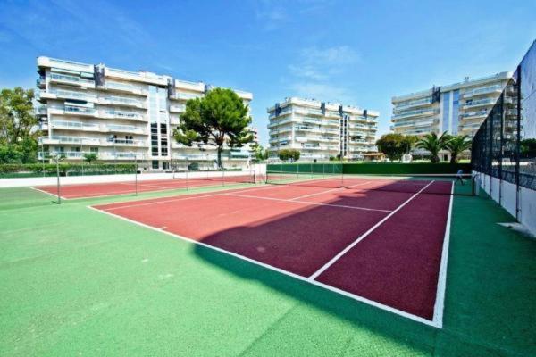 Larimar Big Swimming Pool Salou