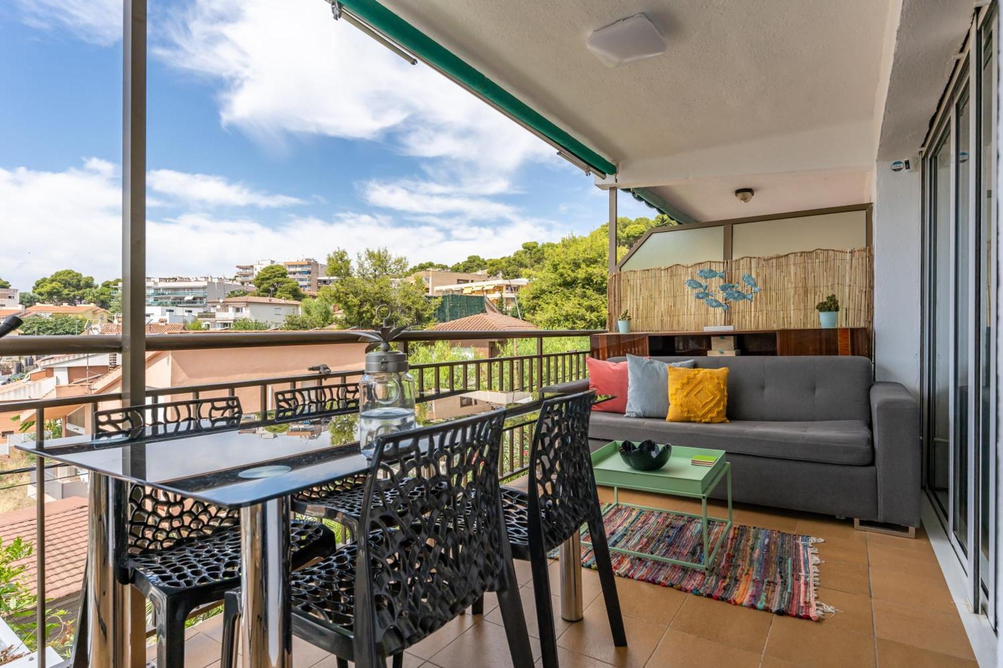 Apartment Front Retro Hideaway In
