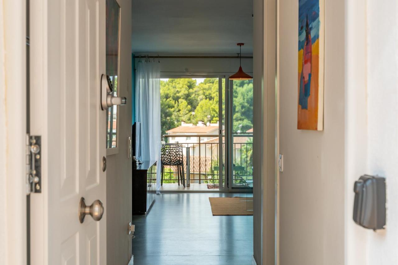 Apartment Front Retro Hideaway In *