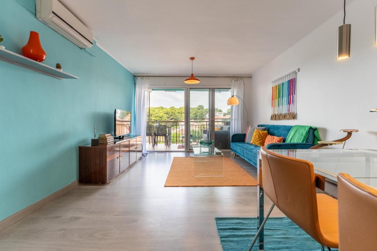 Apartment Front Retro Hideaway In