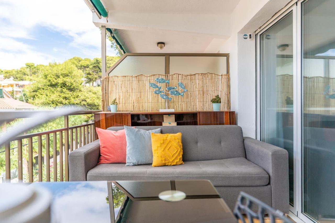 Apartment Front Retro Hideaway In *