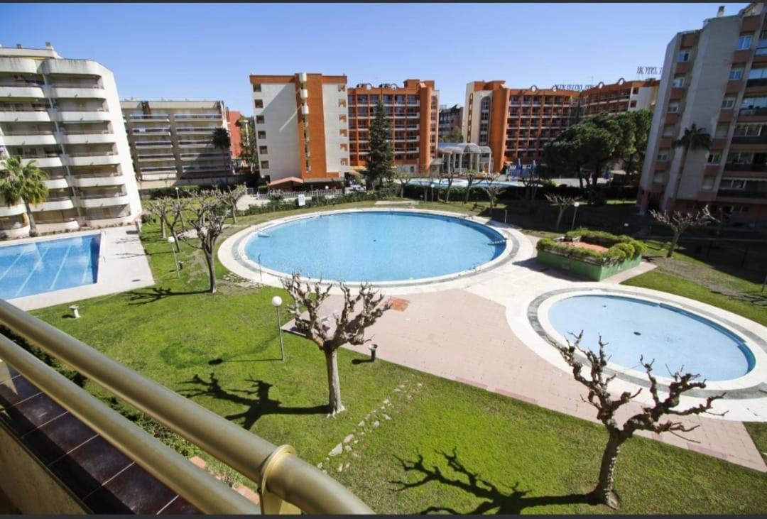 En Con 3 Piscinas Junto A Port Aventura Salou