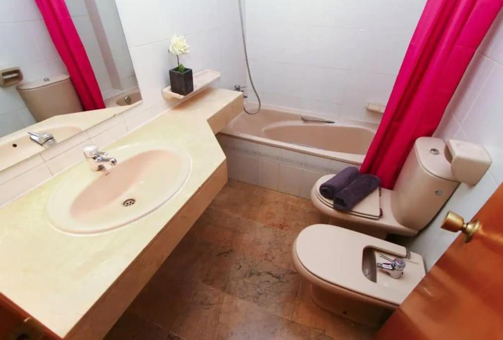 White 100m Playa, Wifi, Pool 6pax Apartment