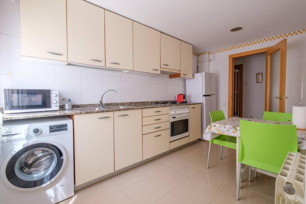 Appartement En Complejo Residencial, Con Piscina. *