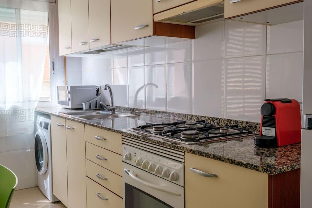 En Complejo Residencial, Con Piscina. Appartement *