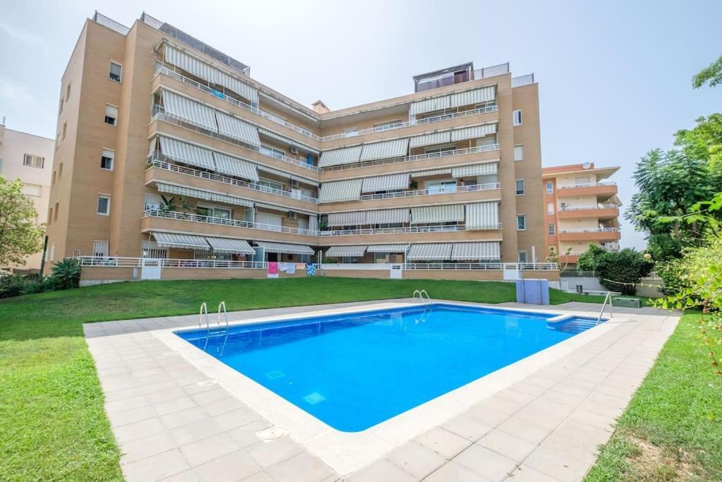 En Complejo Residencial, Con Piscina. *