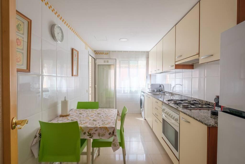 En Complejo Residencial, Con Piscina. Appartement