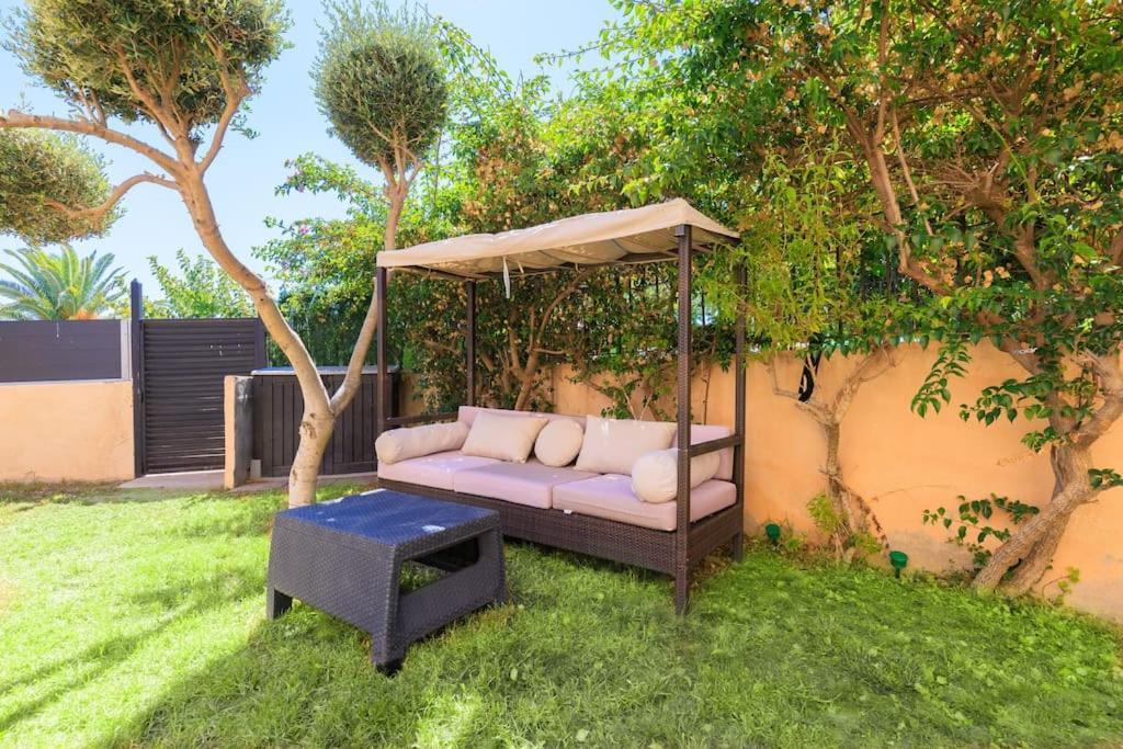 Adosado Con Jardin En Xalets De * Salou
