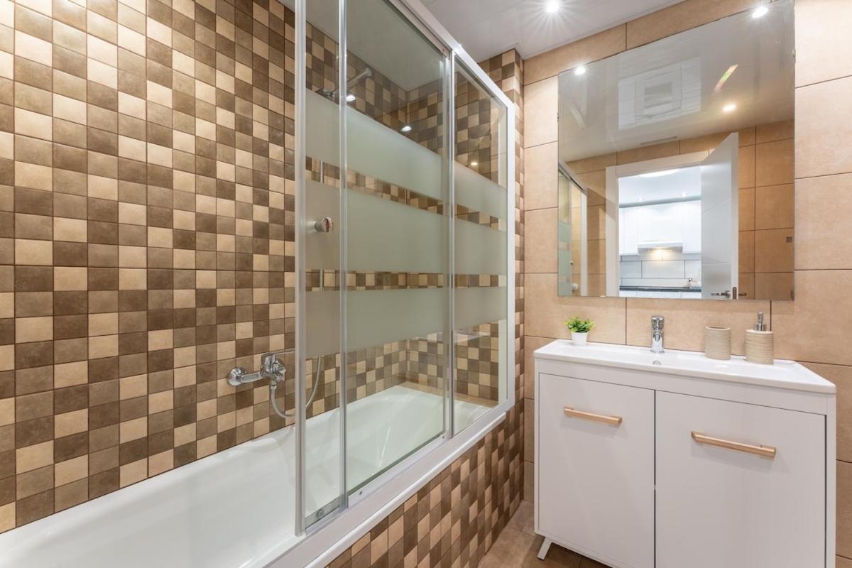 Salouroyalcenterpoolrelax2bedportaventuraaa12 * Salou