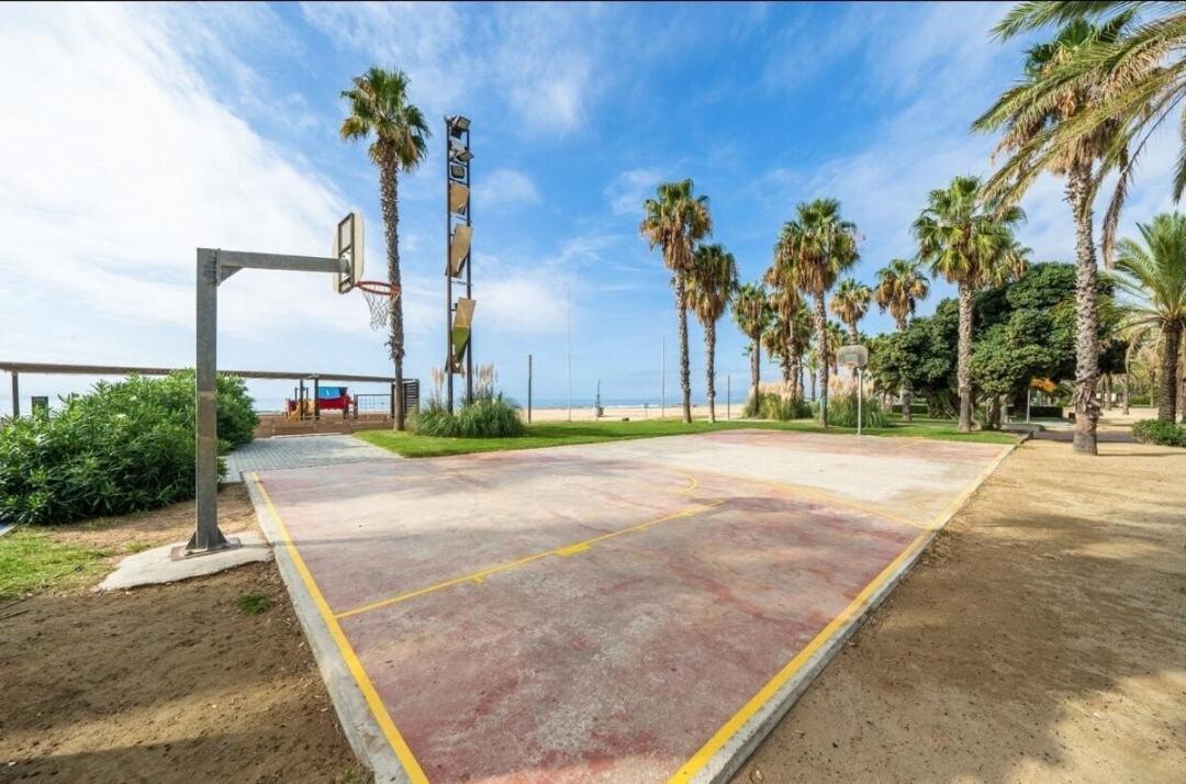 Varias Piscinas Salida Directa A La Playa Salou