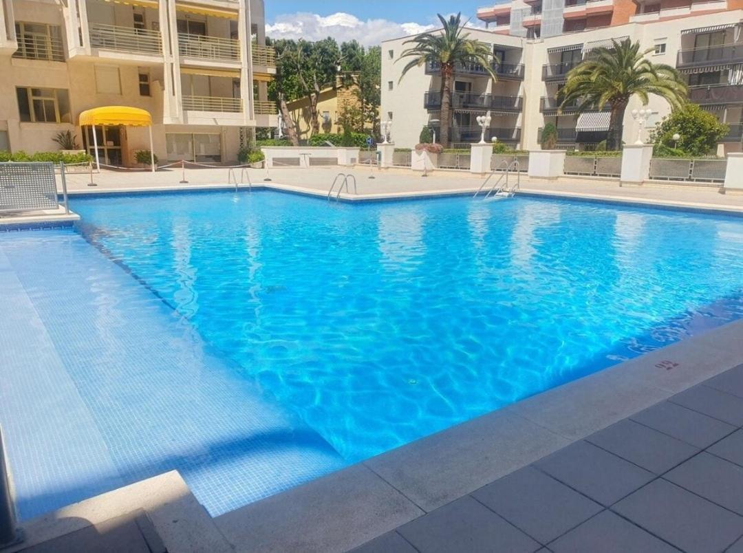 Varias Piscinas Salida Directa A La Playa Salou