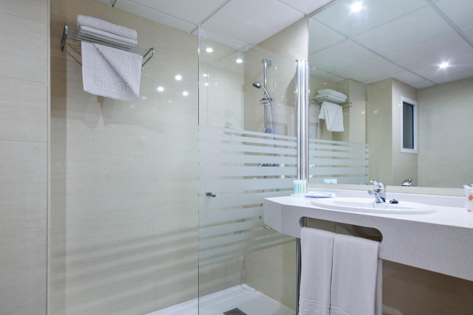 Hotel Oasis Park 4*
