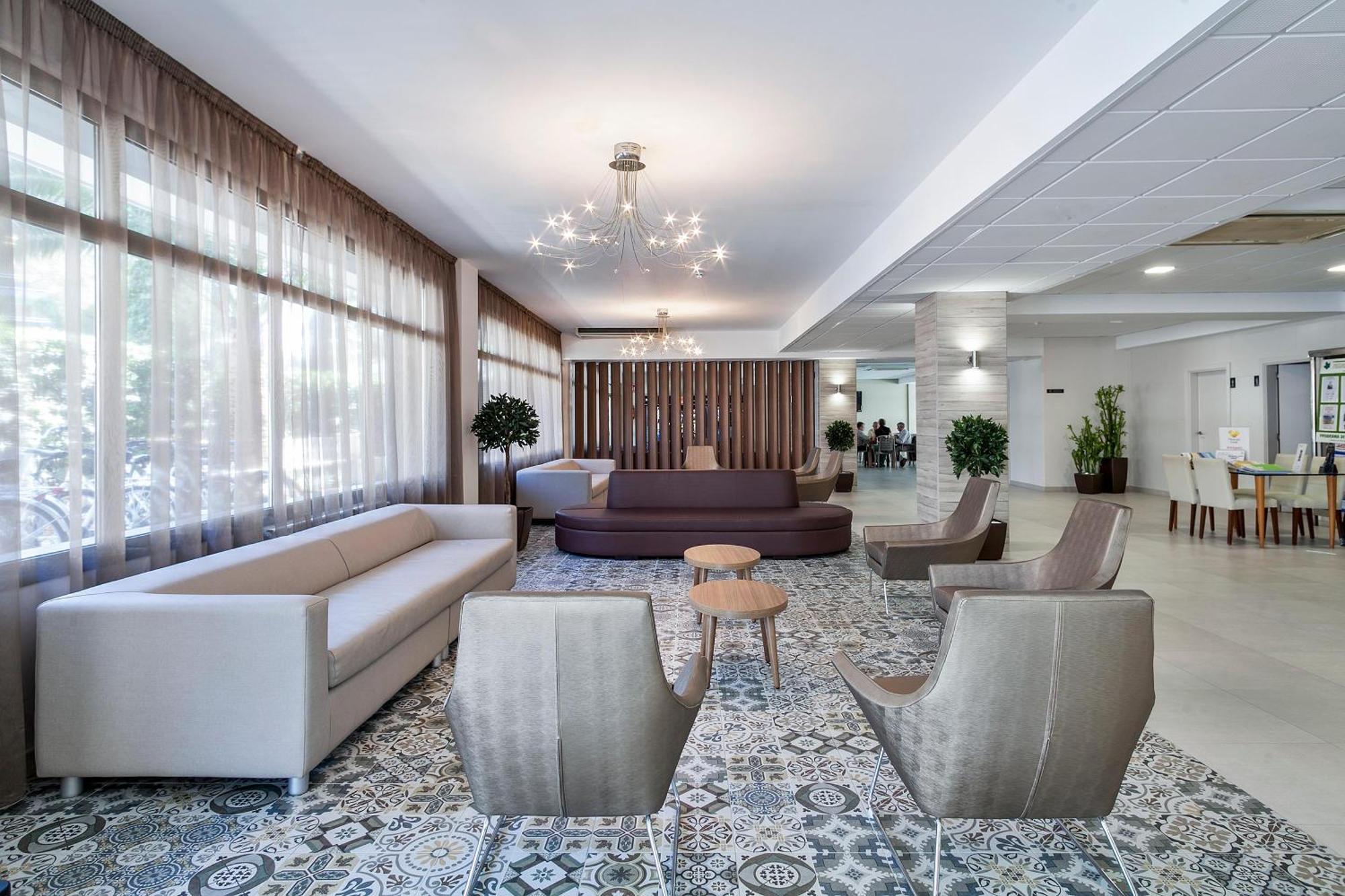 Hotel Oasis Park 4*
